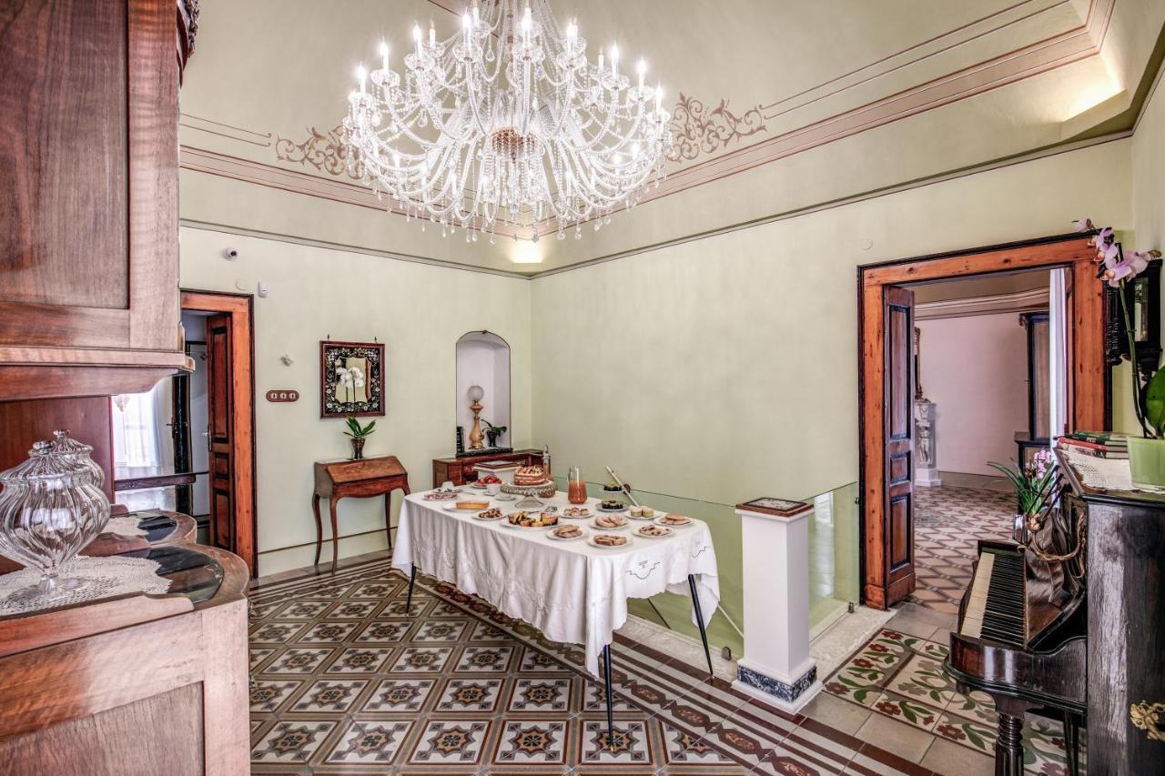 Bed and Breakfast Palazzo Stunis - Dimora Di Charme Ostuni Exterior foto
